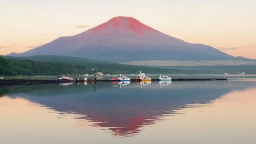 晩夏の早朝に見られる赤富士